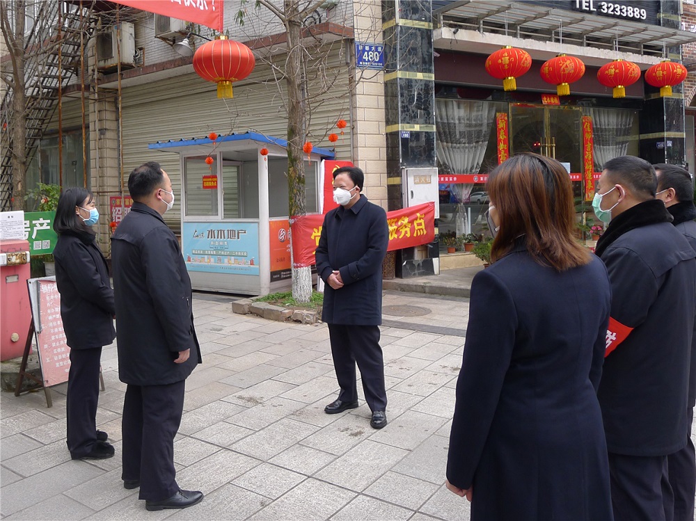 劉孝勇檢察長在名山區玉林小區黨員志愿服務站看望疫情值守排查干警.JPG