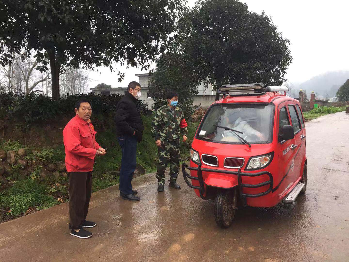 第一書記在防控點詢問來往車輛情況（周洪章攝）.jpg