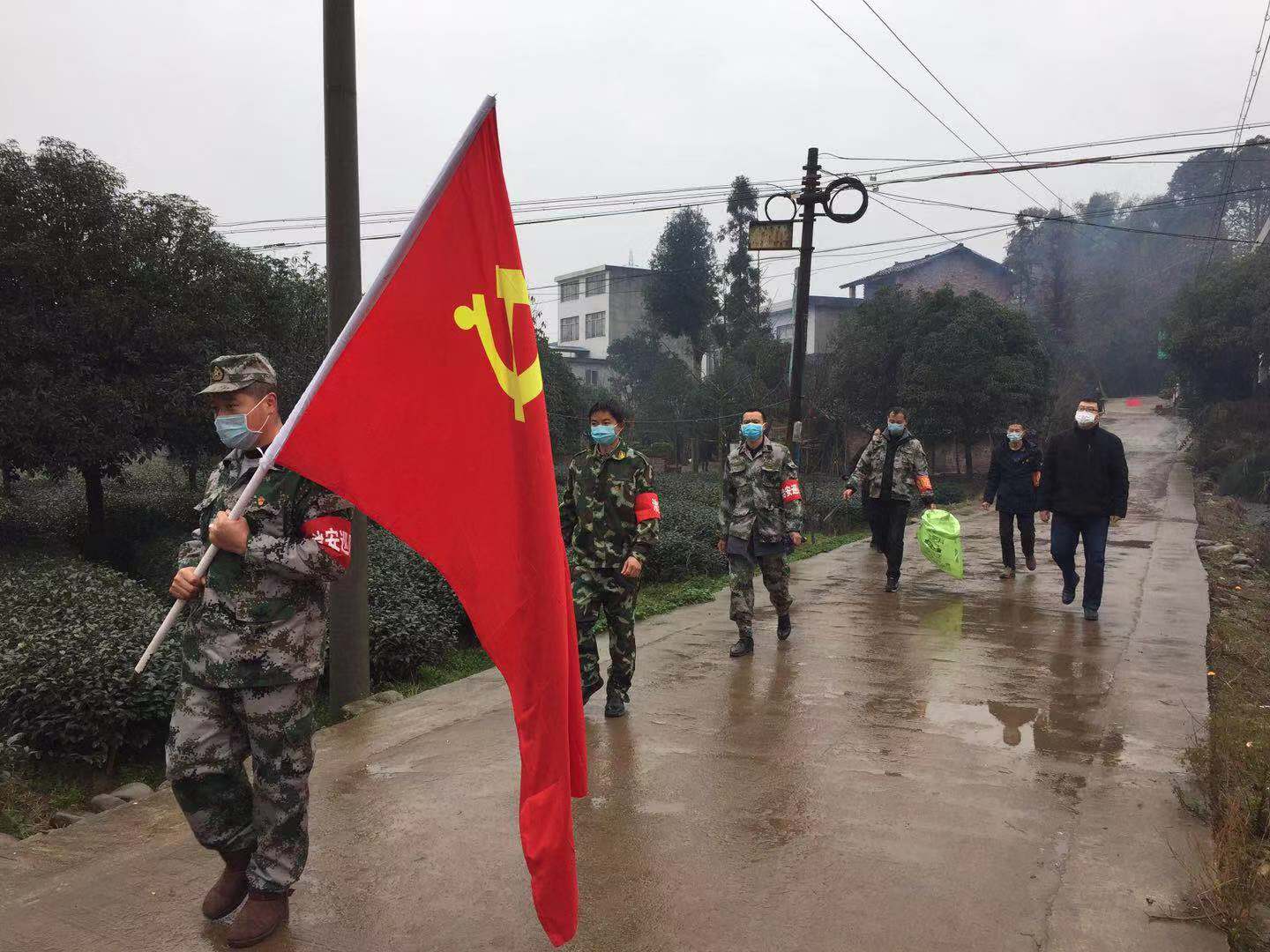 疫情防控巡查隊在村主干道巡查環境衛生情況（周洪章攝）.jpg