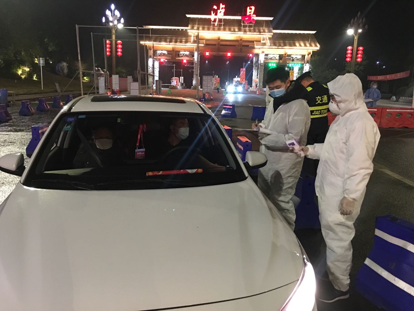 法院干警夜間堅守  (1).jpg