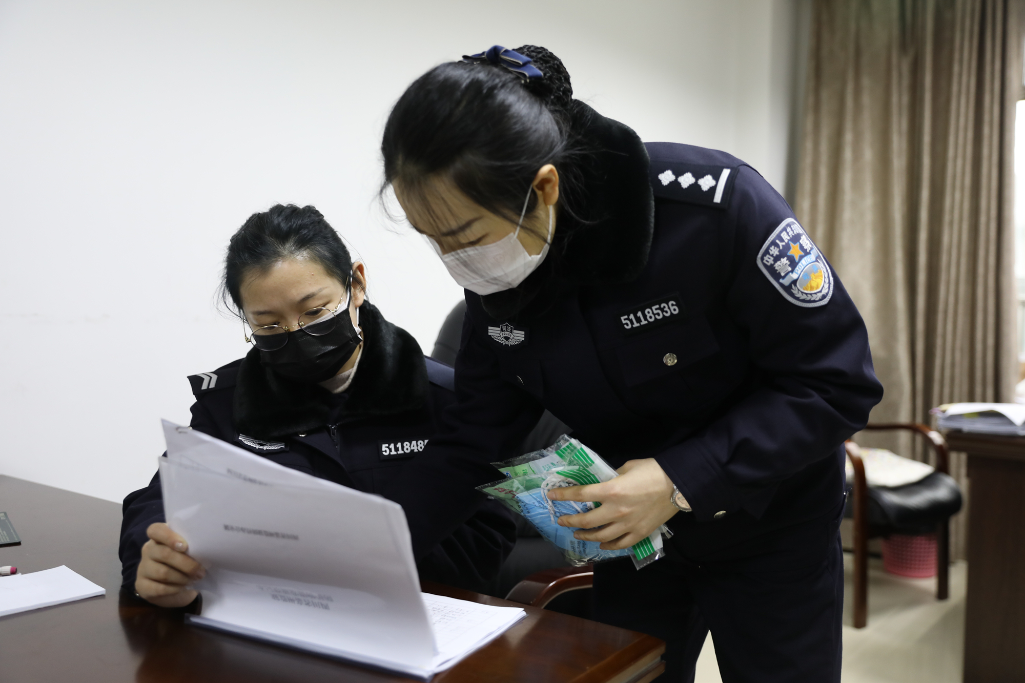 張禎真（左）發放防護物資.JPG