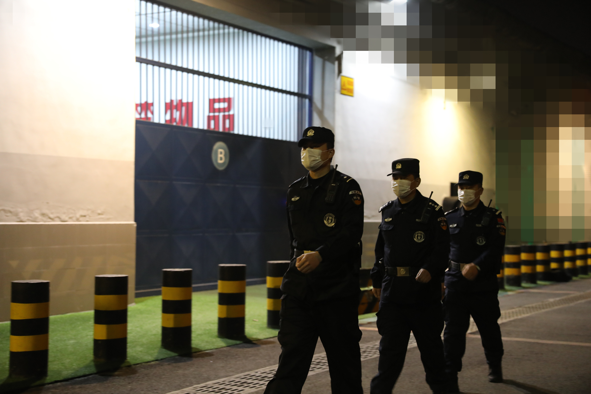 劉振元（左一）與隊友巡邏.JPG