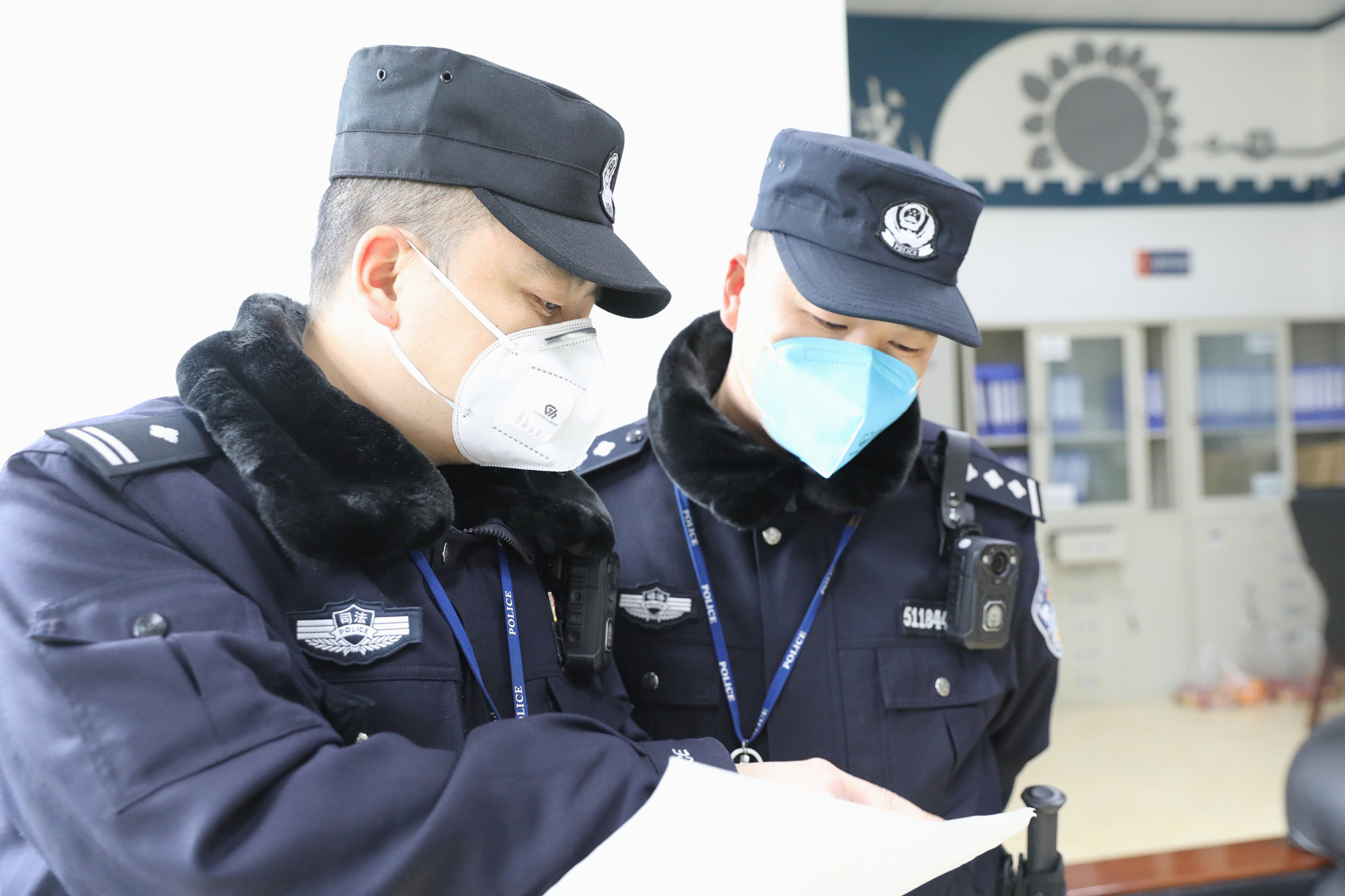 廖彧（左）與監區副教導員商議民警排班.JPG