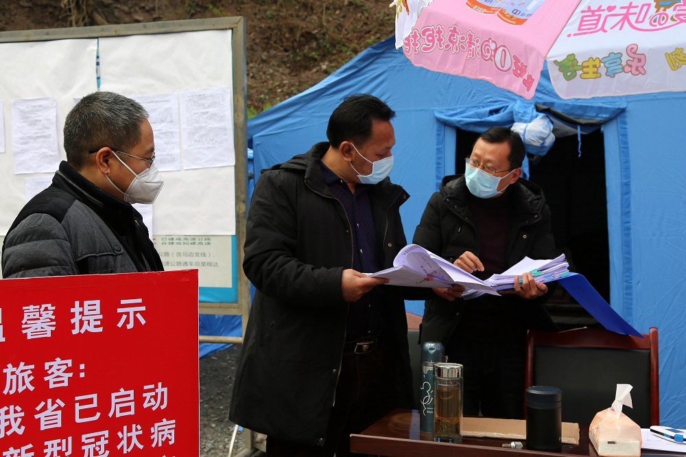 宜坪鄉縣人大代表宋濤向縣防控工作指揮部介紹檢測情況.jpg