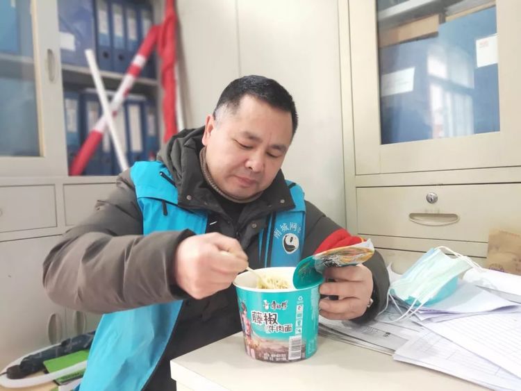 一碗泡面便是姚衛東的午餐.jpg