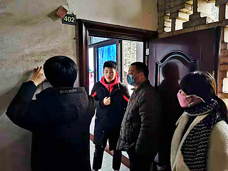 ①綜合辦公室干警對家屬區居民情況進行摸排.jpg