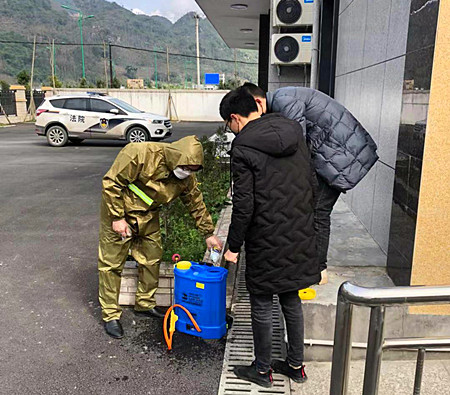 ④巡司法庭干警自行配備消毒液對法庭進行消毒.jpg