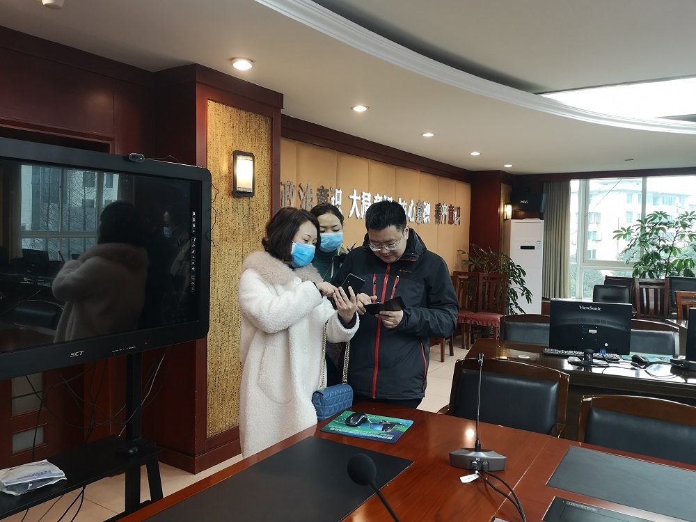 錢總助力防疫工作為區委辦安裝云視訊.jpg