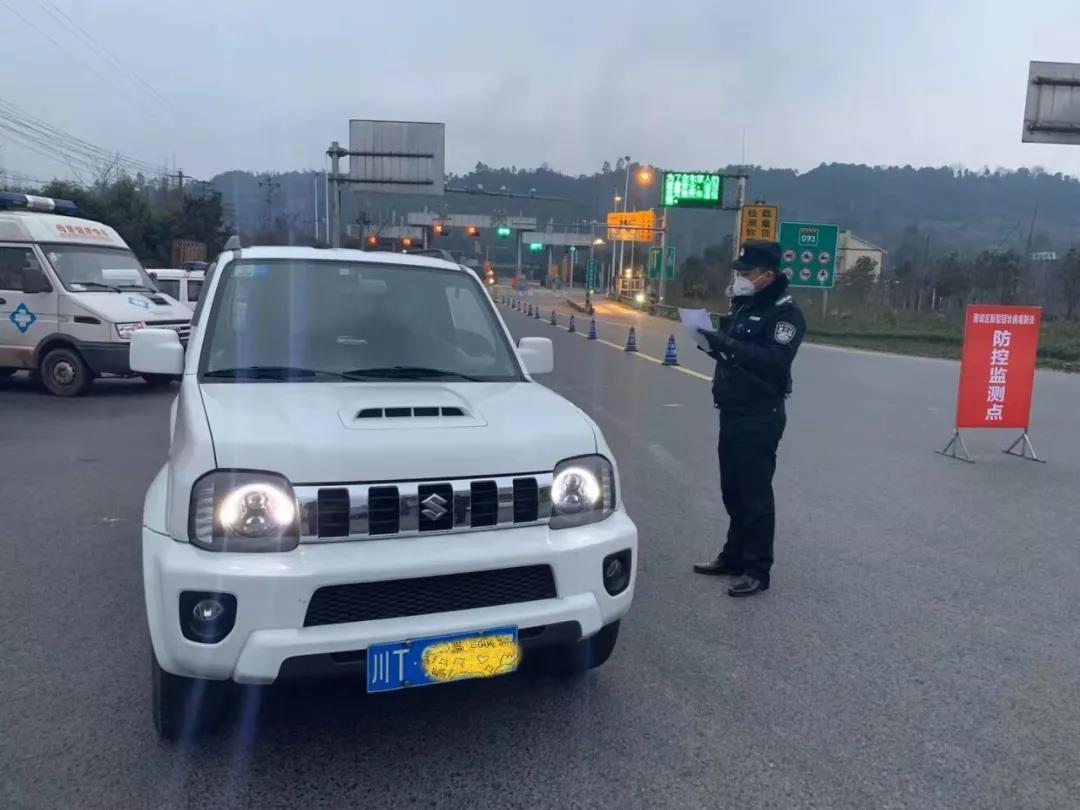 江世林正在過(guò)往車輛進(jìn)行例行檢查.jpg