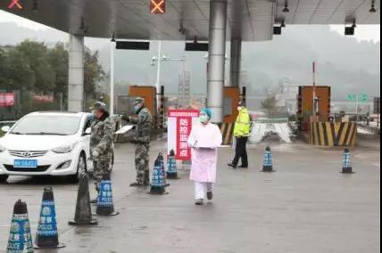 警醫CP夫妻檔 疫情當前攜手同行1.jpg