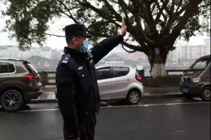 警醫CP夫妻檔 疫情當前攜手同行2.jpg