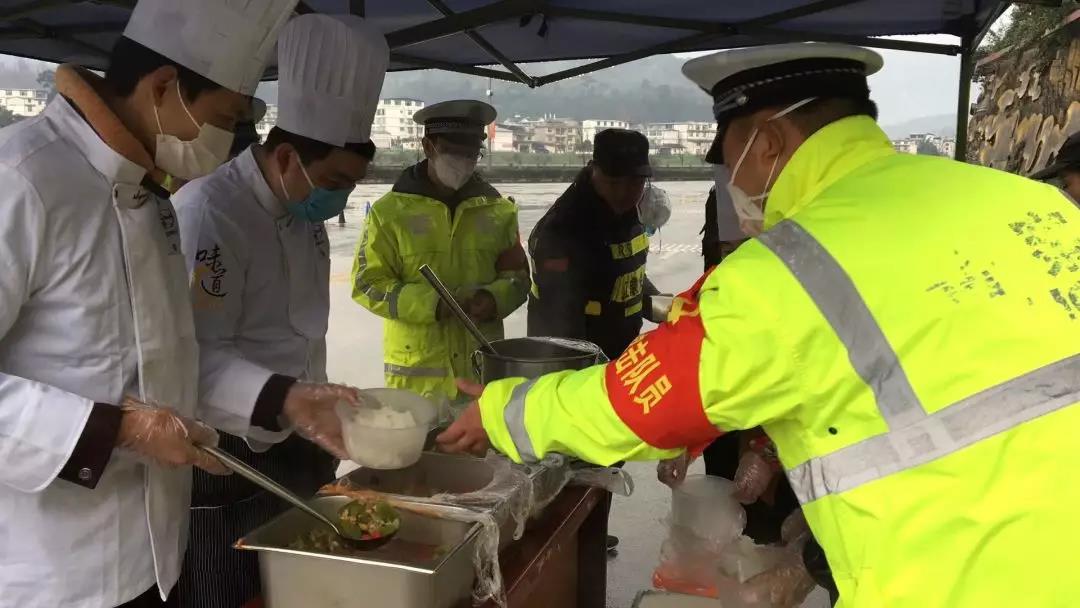“九大碗”為高速路口監測點值守人員送愛心盒飯.jpg