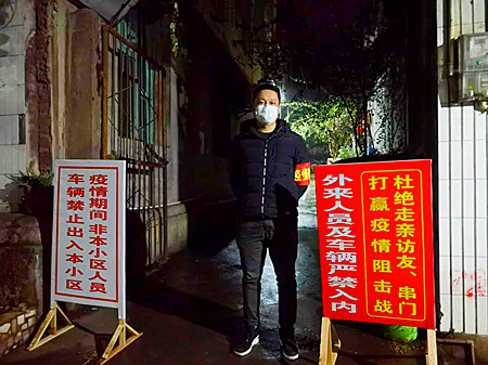 ③夜晚仍然堅(jiān)守的干警.jpg