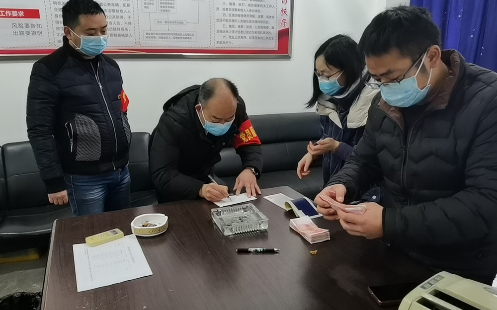 圖：2月1日雨城區出租汽車有限公司總經理王仲旭前往雅安市慈善總會為新冠肺炎疫情積極捐款1萬元人民幣.jpg
