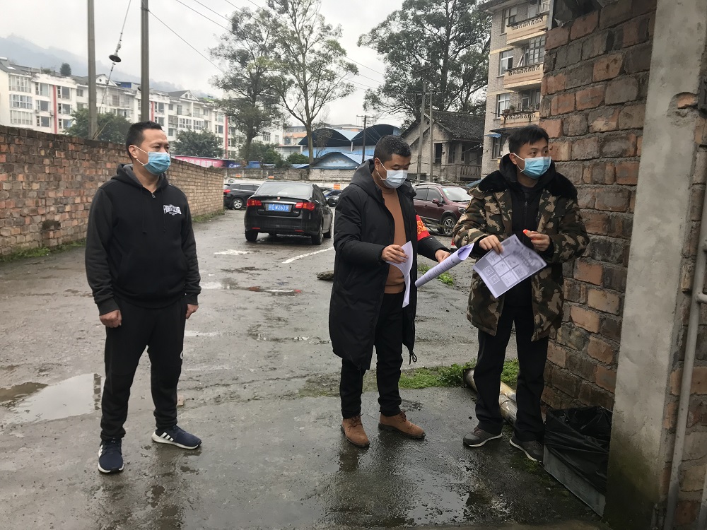雨城區退役軍人事務局工作人員在“聯包幫”大院開展疫情宣傳工作.jpg