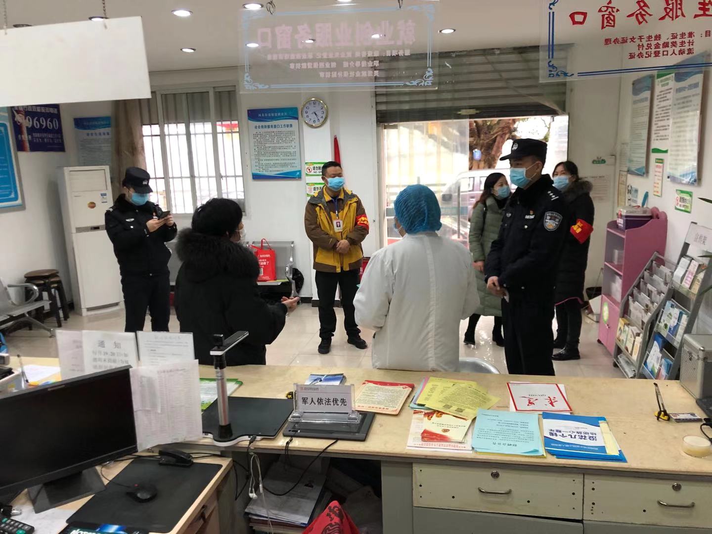 挺進路社區黨支部書記張煜安排疫情防控工作.jpg