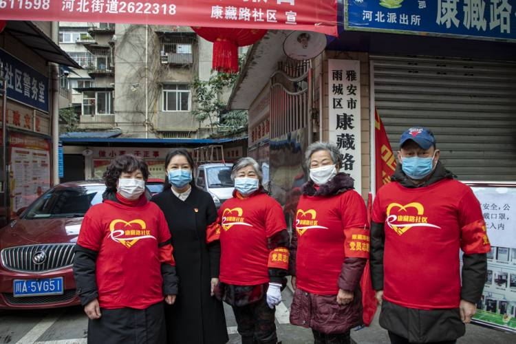 新安巷的“白發”抗疫志愿者.png