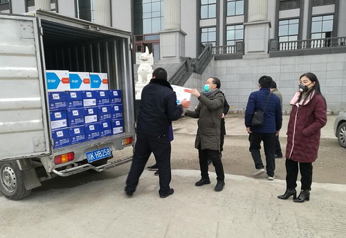 內江市東興區法院接受愛心企業抗疫捐贈.jpg
