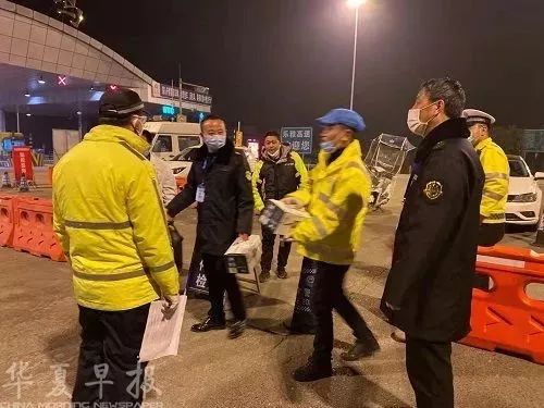付涌夜晚到防控卡點關心值守人員.jpg
