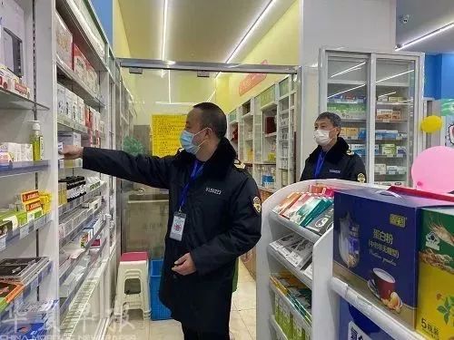 付涌和同事一起在藥店檢查防護用品.jpg