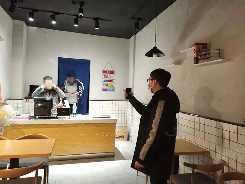 西城市場監管所錢暢加強夜間巡察，要求轄區餐飲店暫停提供堂食服務，避免人員聚集.jpg