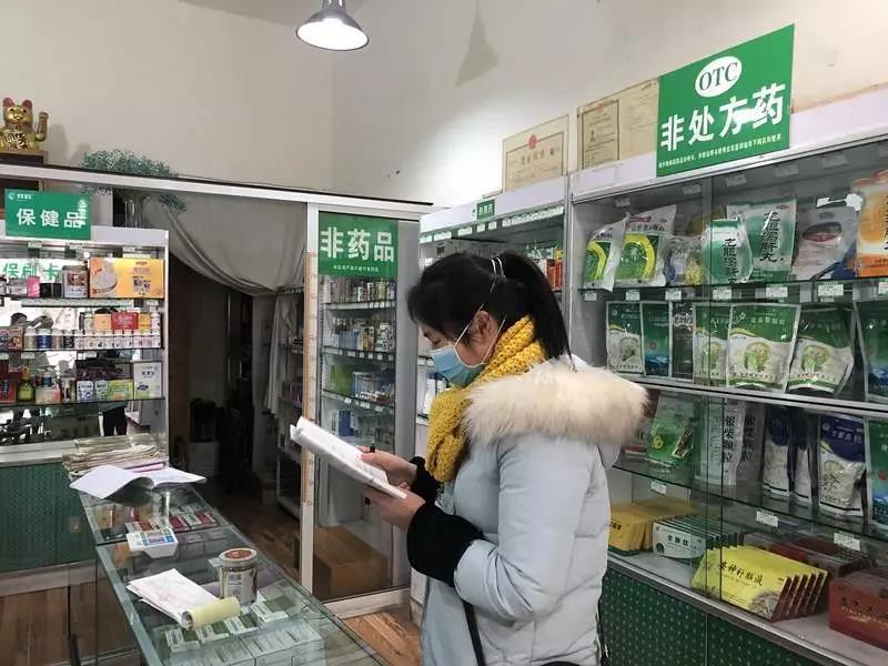 藥械化股趙婷婷檢查藥店對購買或開具退燒、止咳、感冒等藥品的消費者的信息登記情況.jpg
