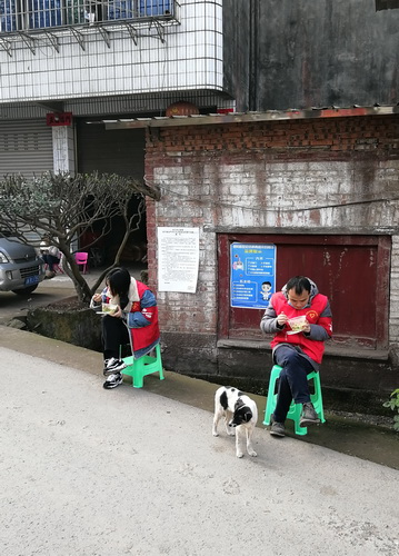 隊員們匆匆用餐.jpg