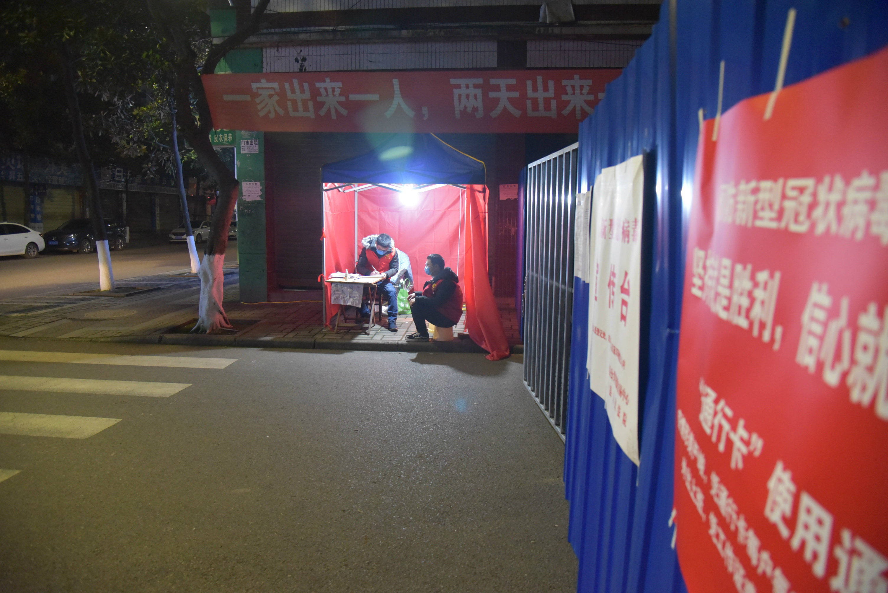夜班值守干警梳理今日小區進出人員.JPG