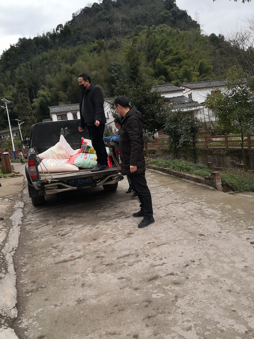 4.陳曉波及村組干部在村委會分發(fā)化肥.jpg