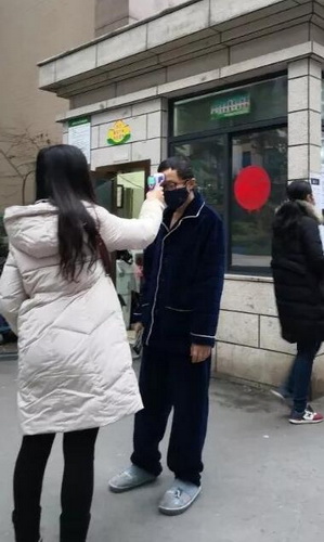 圖二測量進入小區的居民體溫 (1).jpg