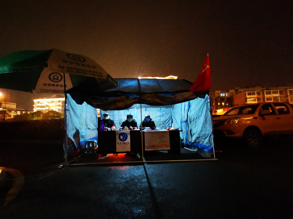 右一為劉華同志 風雪夜值守疫情防控卡點.jpg