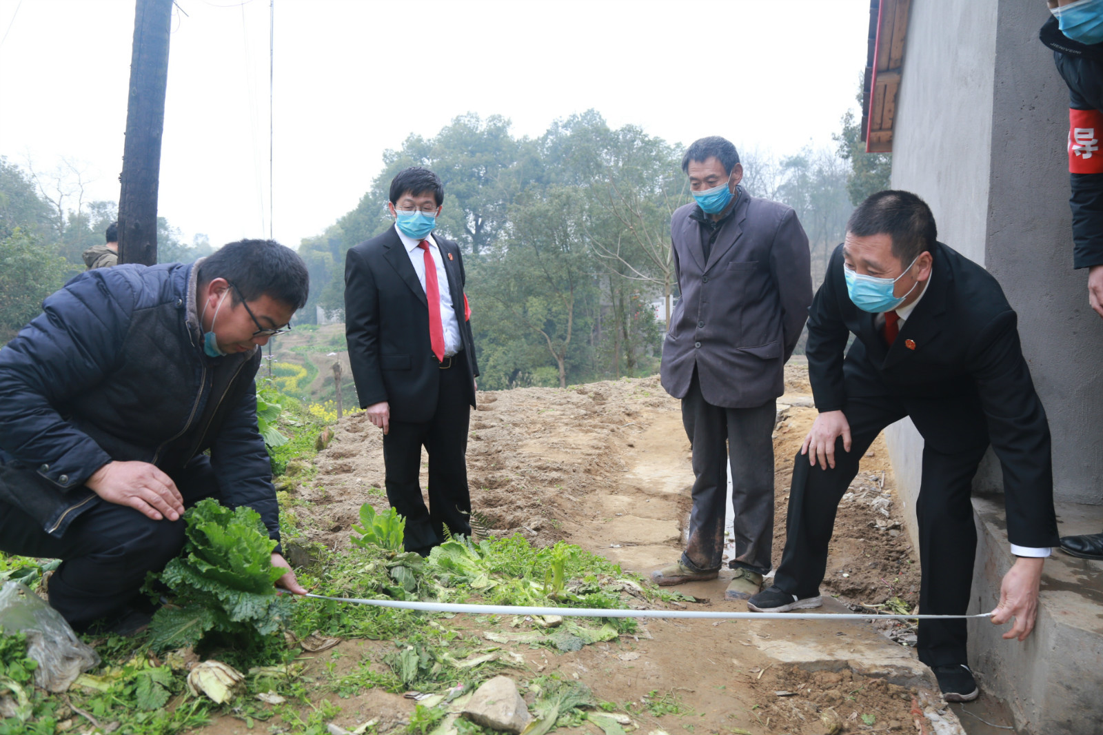 法官測量土地，提出和解方案.jpg
