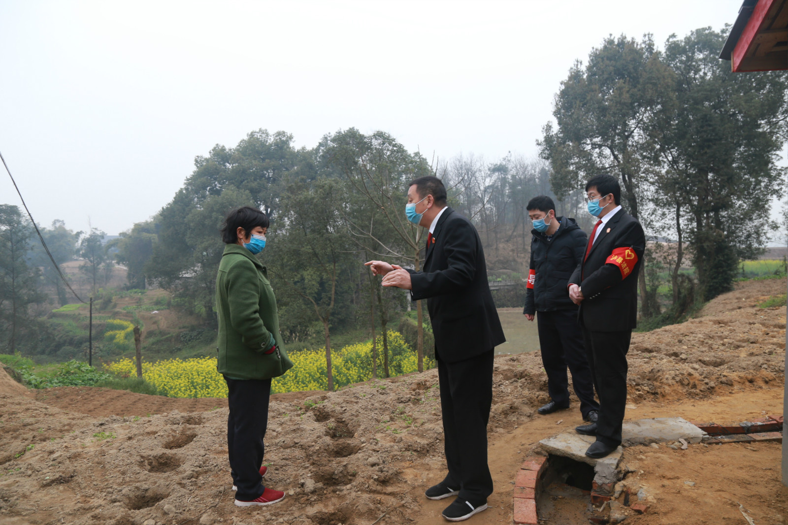實地查看土地后，和當事人溝通.JPG