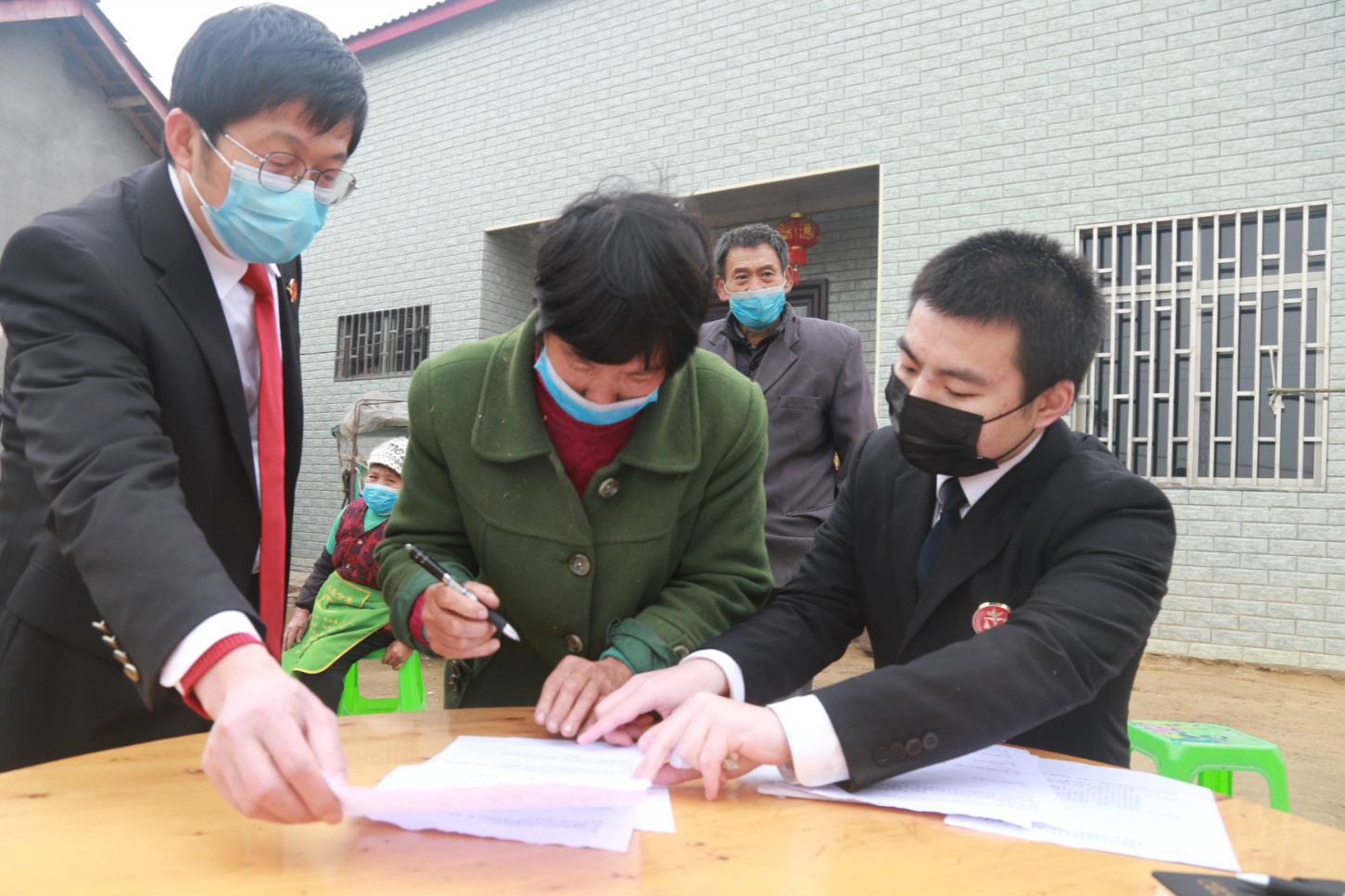 當事人在和解協議上簽字.JPG