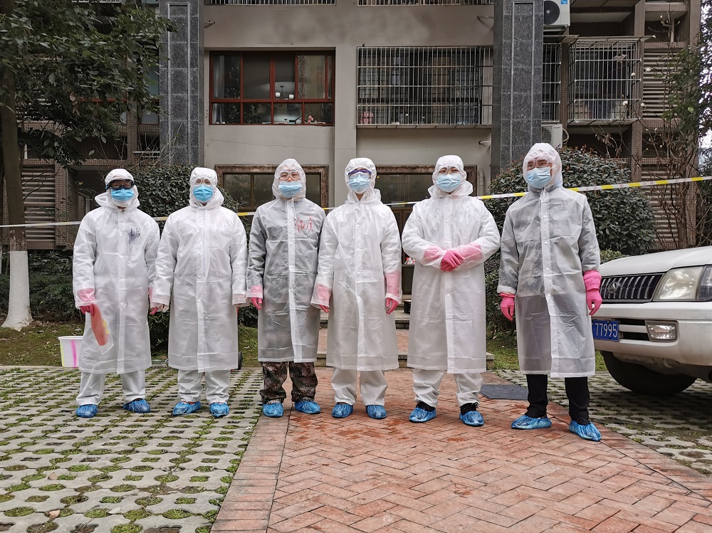 2月12日，青江街道辦事處六名轉業軍人主動承擔為封控隔離大樓運送生活物資必需品任務。.jpg