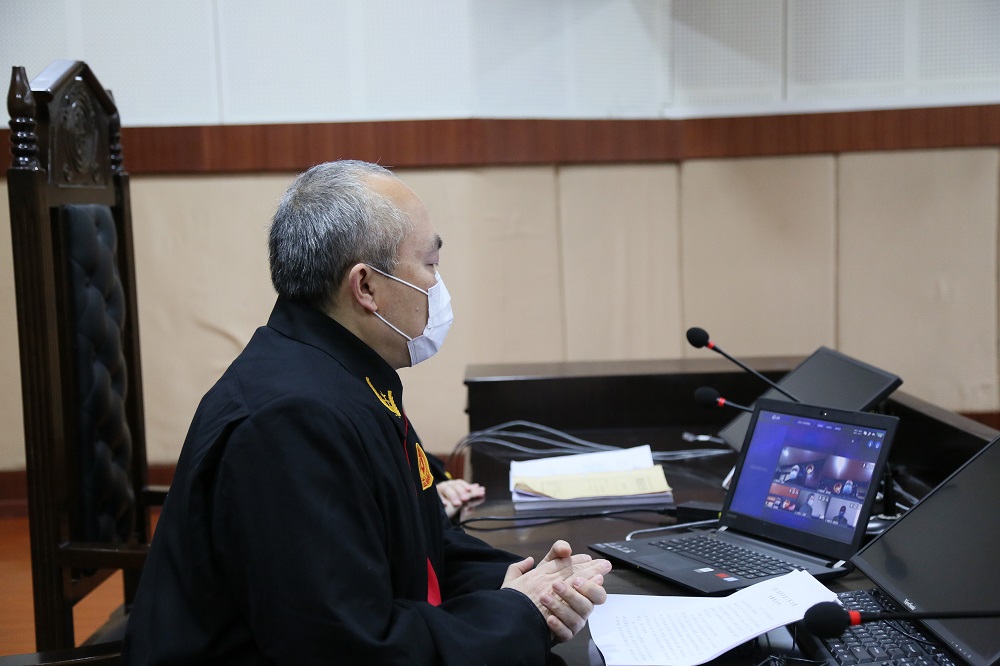②審判長對訴訟參與人到位情況進行確認.JPG
