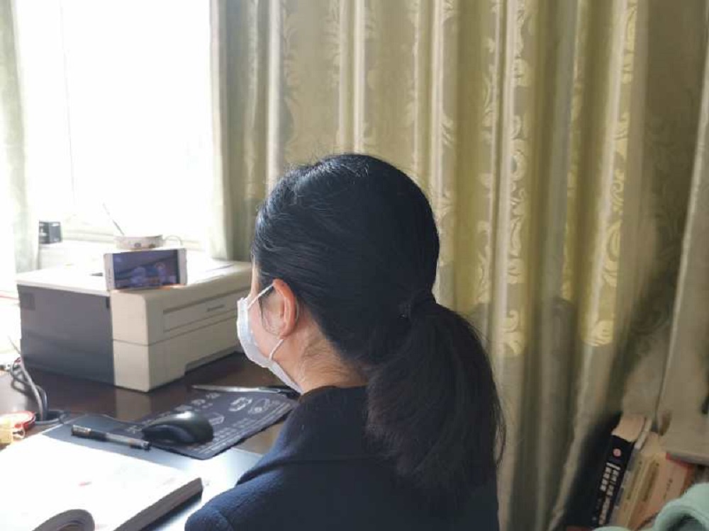 ③公訴訟人在檢察院辦公室內通過手機遠程參加庭審.jpg