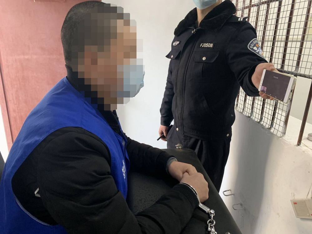 ④被告人在看守所內通過手機遠程參加庭審.jpg
