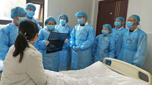 黃志東（圖左二）組織醫院專家組對發熱病人會診.png