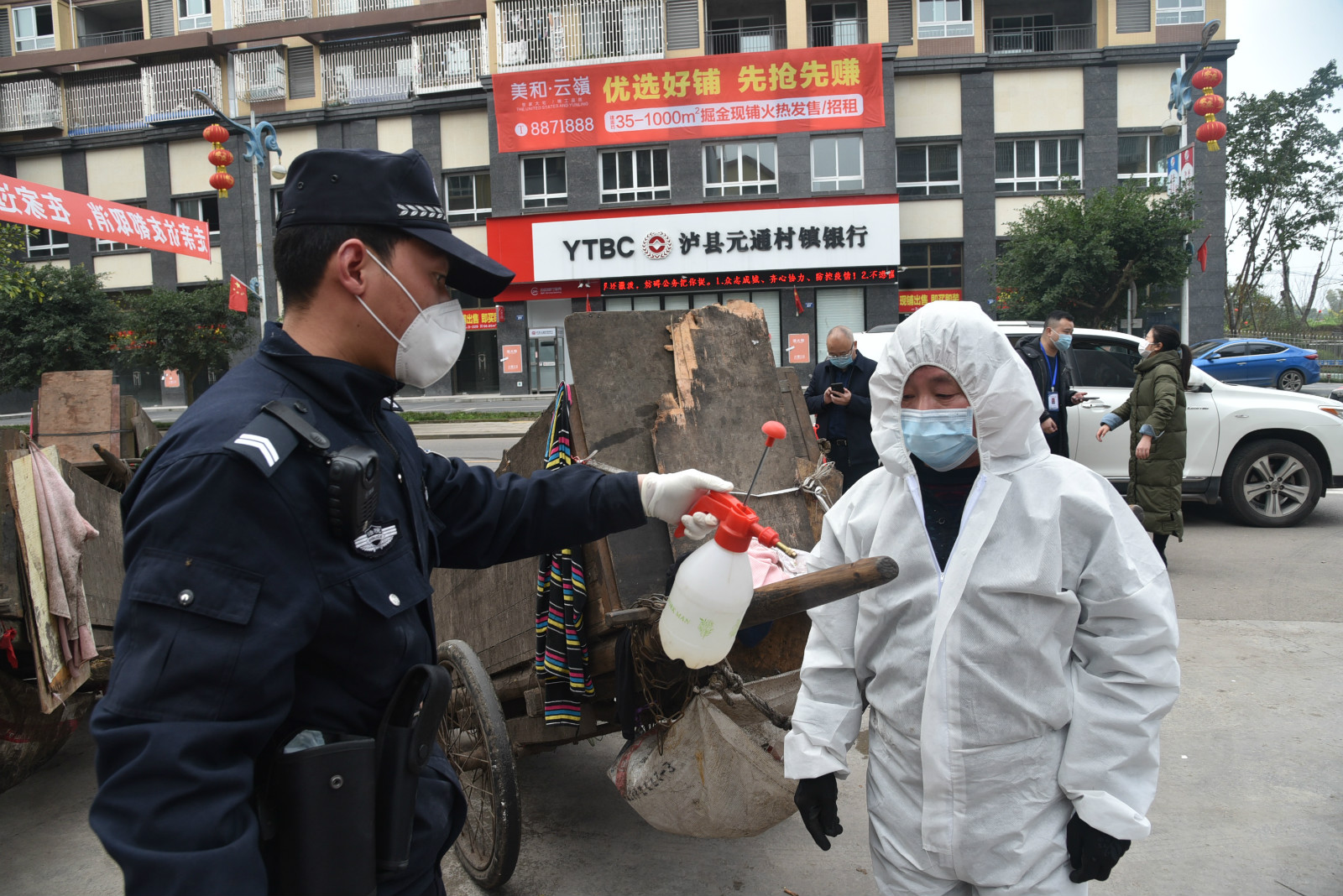 法警為進入小區(qū)的環(huán)衛(wèi)工人消毒 (1).JPG
