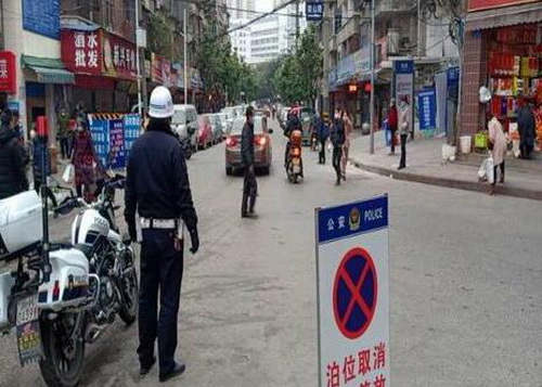 交警整治農(nóng)貿(mào)市場(chǎng).jpg