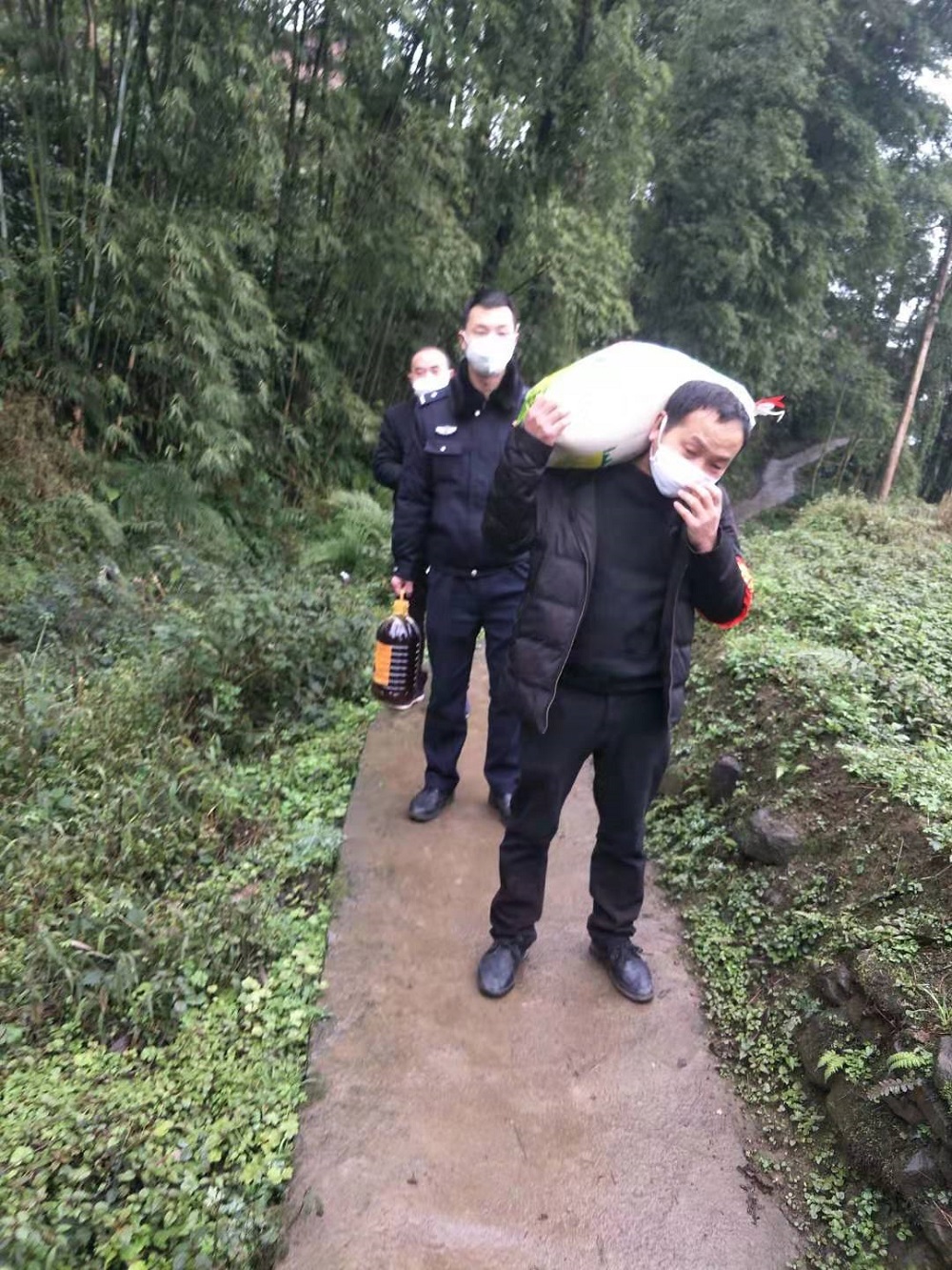 曾自強等為居家隔離的村民送去物資.jpg
