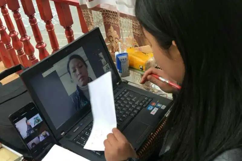 學生在家用電腦上課.jpg