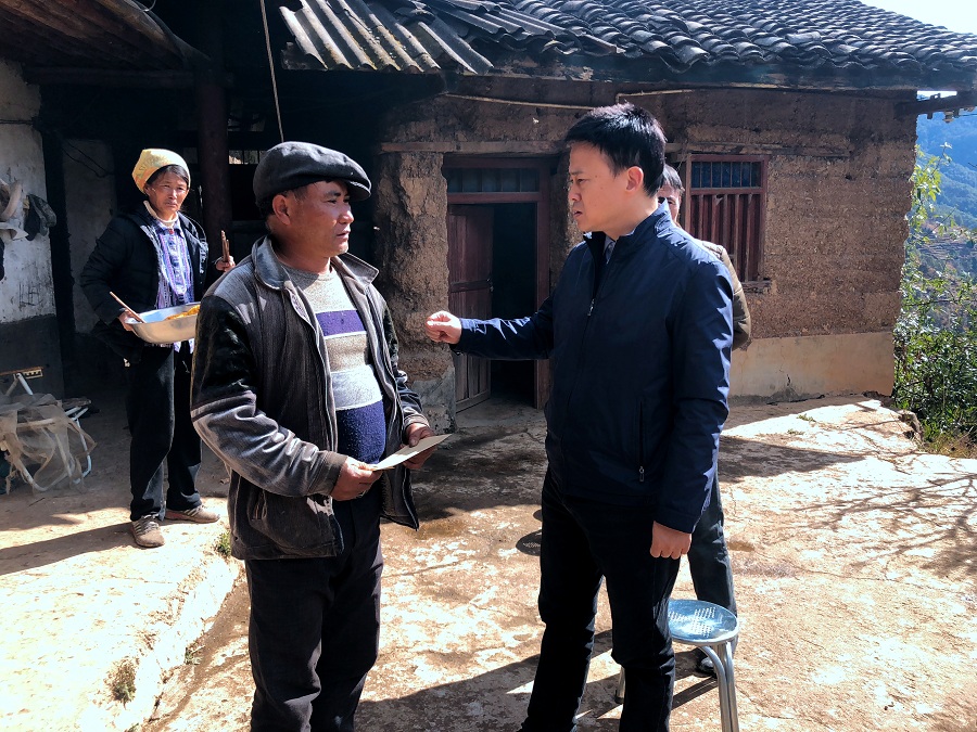 春節前，李光旭院長曾前往李成軍家詢問其建房計劃，并送上慰問金。2.jpg