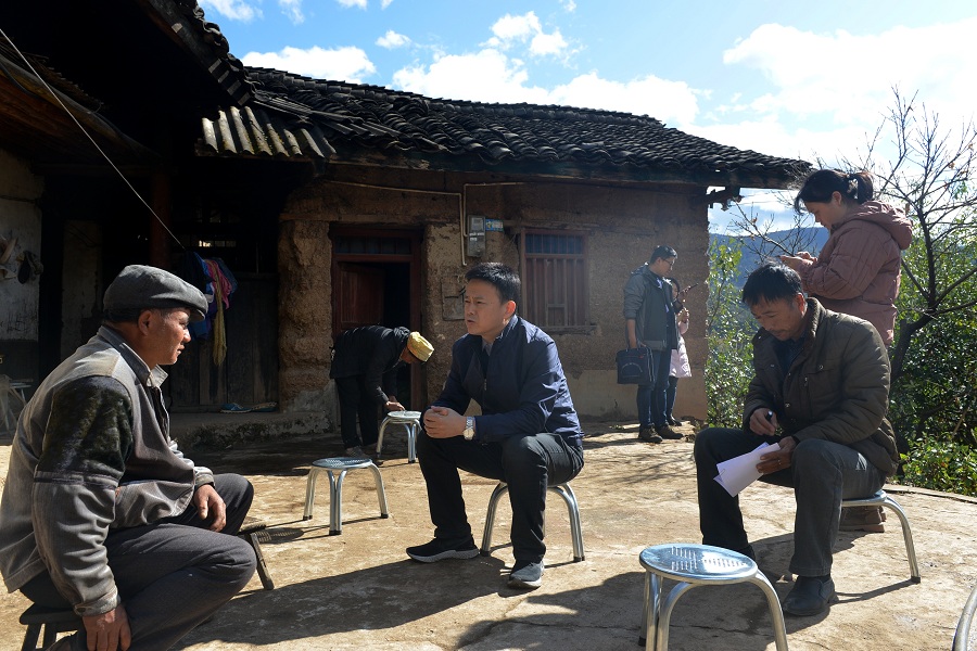 春節前，李光旭院長曾前往李成軍家詢問其建房計劃，并送上慰問金。.JPG