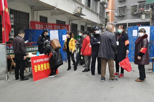 法警在社區卡點執勤.jpg