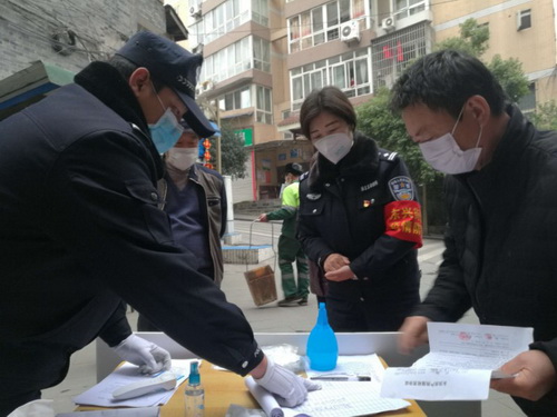 法警在社區卡點做好登記工作.jpg