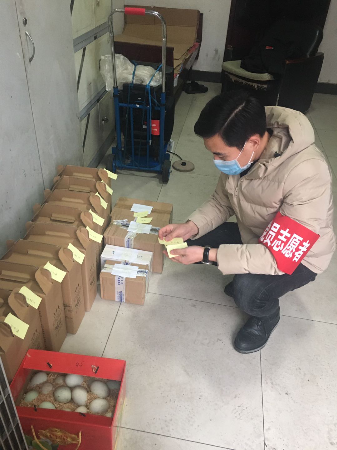 圖為孔毅仔細(xì)核對(duì)送貨信息.jpg