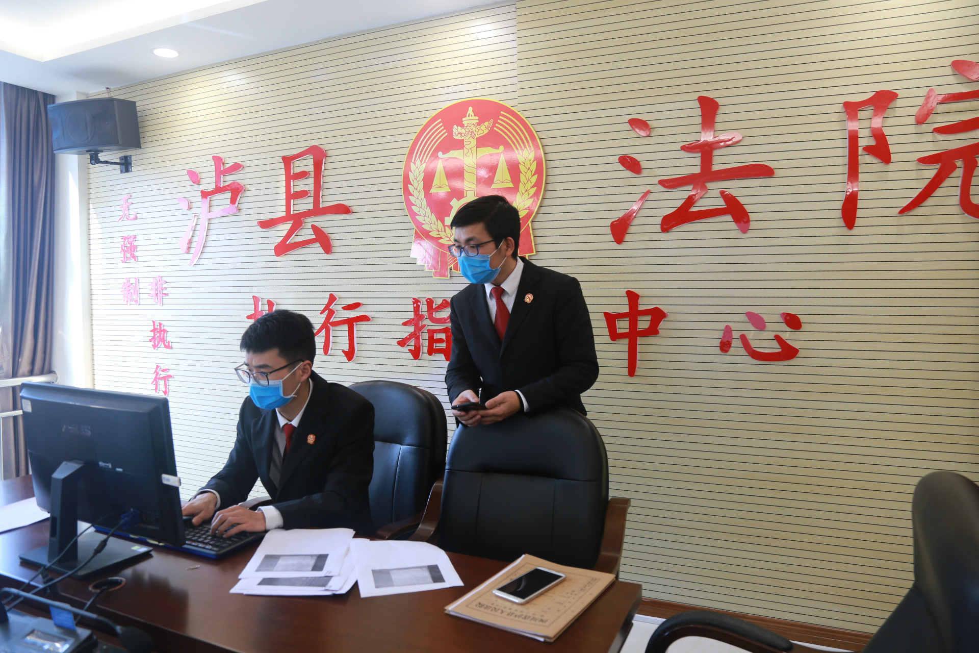 辦案人員核對信息后，財務人員進行打款操作 (1).JPG