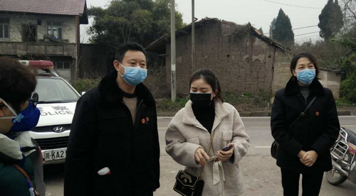 走村入戶(hù)宣傳疫情防控通告、普及防疫知識(shí).png
